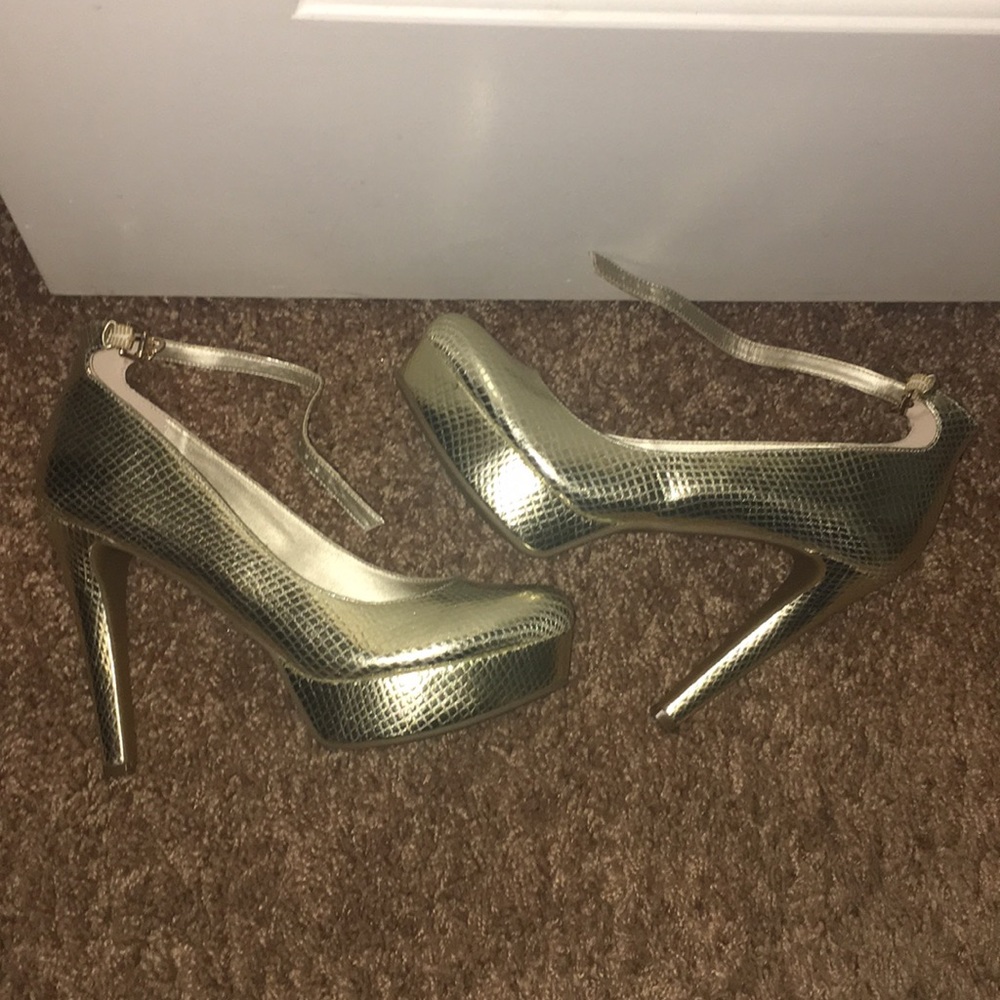 Guess gold platform heels - Picture 3 of 4
